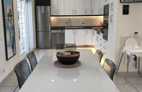 Urbanizacion Marbessa Villa | Modern & Bright family friendly Villa, private Pool & Gardens 300m to Beaches.