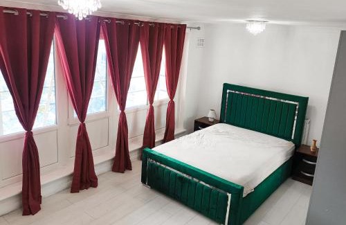 Bow House | Modern, Bright Large Room - Near Bow Road Station