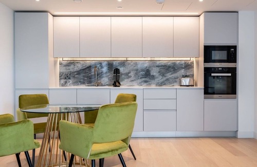 Shepherd's Bush Apartment | Modern bright one bedroom flat with balcony courtyard and residents’ club lounge