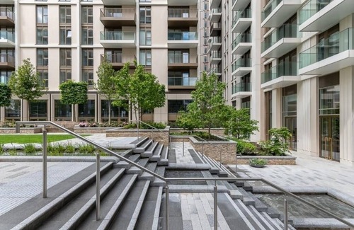 Shepherd's Bush Apartment | Modern bright one bedroom flat with balcony courtyard and residents’ club lounge