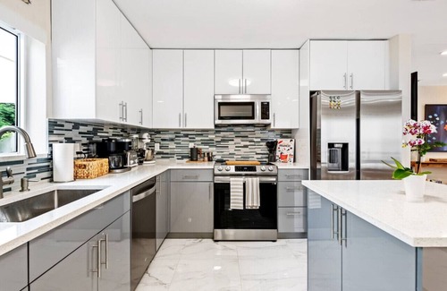 Fort Lauderdale House | Modern Bungalow near Wilton Drive ~ Pool Table!