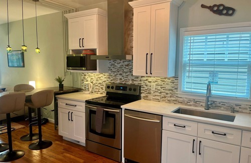 Summerhill House | Modern Bungalow | Quiet Downtown Oasis