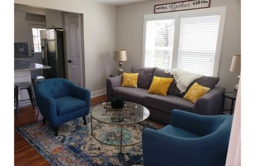 Hendersonville House | Modern Bungalow less than a mile from downtown Hendersonville