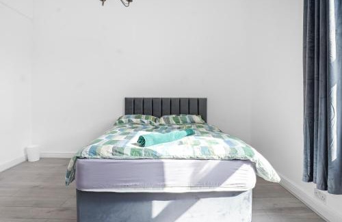 Bury House | Modern Bury Retreat - Free Parking, Easy Manchester Access