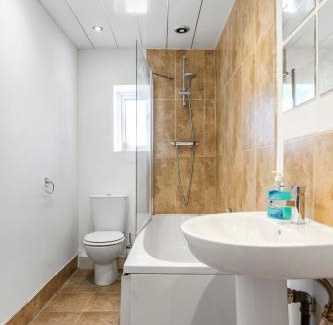 Bury House | Modern Bury Retreat - Free Parking, Easy Manchester Access