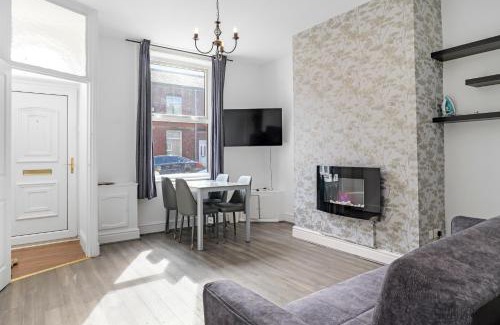 Bury House | Modern Bury Retreat - Free Parking, Easy Manchester Access