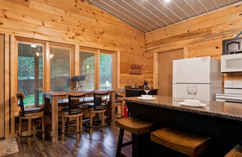 Broken Bow House | Modern Cabin in Broken Bow w Hot Tub Firepit