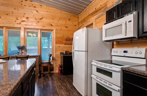 Broken Bow House | Modern Cabin in Broken Bow w Hot Tub Firepit
