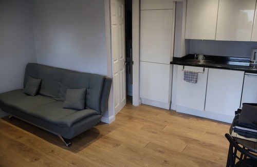Cray Valley West Cabin | Modern cabin in residential area near 2 train stations with mainlines to London