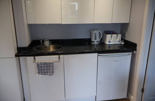 Cray Valley West Cabin | Modern cabin in residential area near 2 train stations with mainlines to London