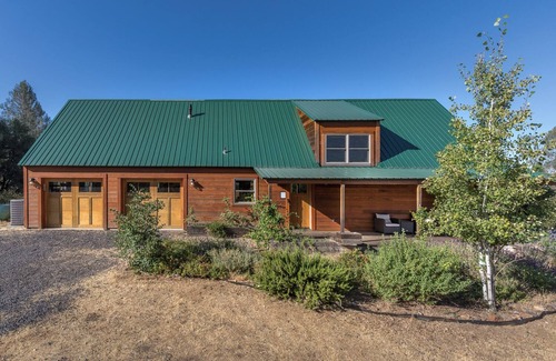 Mariposa House | Modern cabin located close to the El Portal entrance to Yosemite National Park.