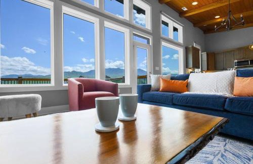 Gatlinburg Villa | Modern Cabin near Smoky Mountain National Park