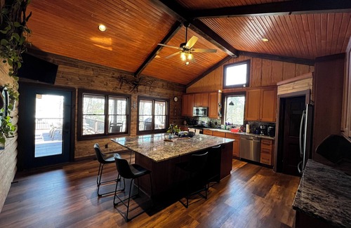 Littleton Cabin | MODERN CABIN, UNBEATABLE LOCATION ON LAKE GASTON- LIZARD CABIN
