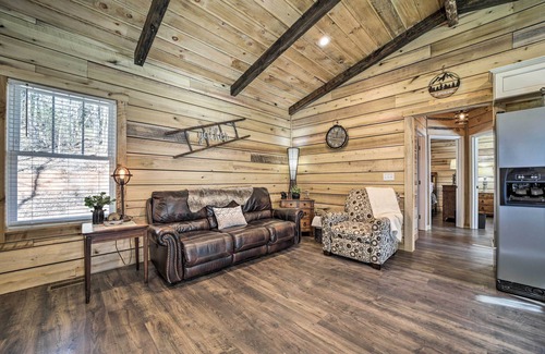 Pisgah Forest Cabin | Modern Cabin w/Fire Pit < 3 Mi to Trails!