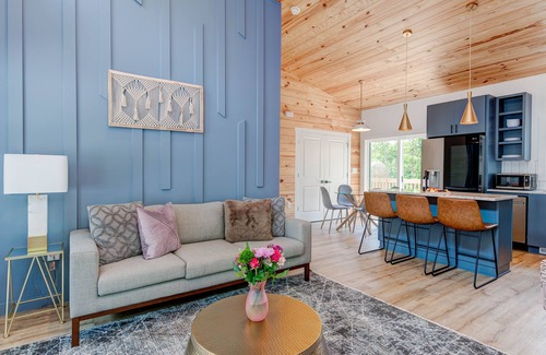 Lake Lure Cabin | Modern Cabin with Hot Tub