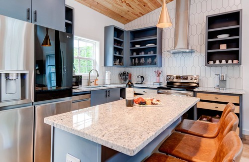 Lake Lure Cabin | Modern Cabin with Hot Tub