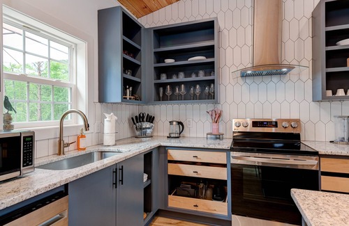 Lake Lure Cabin | Modern Cabin with Hot Tub