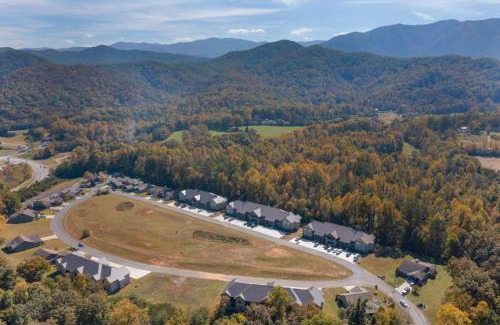 Townsend House | Modern Cades Cove Condo w Community Pool