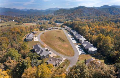 Townsend House | Modern Cades Cove Condo w Community Pool