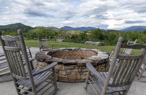 Townsend House | Modern Cades Cove Condo w Community Pool