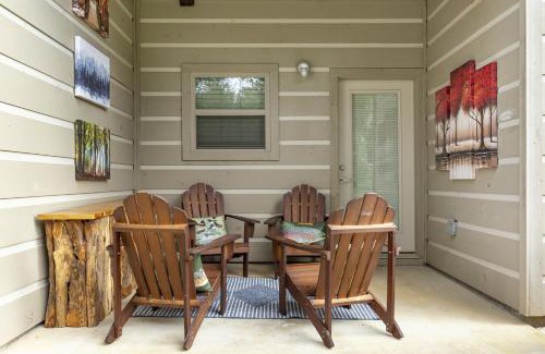 Townsend House | Modern Cades Cove Condo w Community Pool