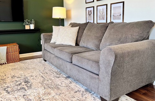 Hubert House | Modern Carolina Home near Coast & Camp Lejeune!