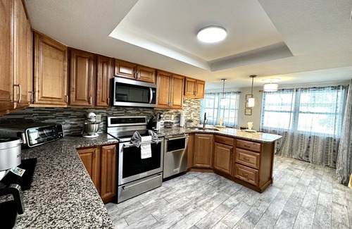 Englewood House | Modern & Casual 2BR Near Dearborn St & Beaches