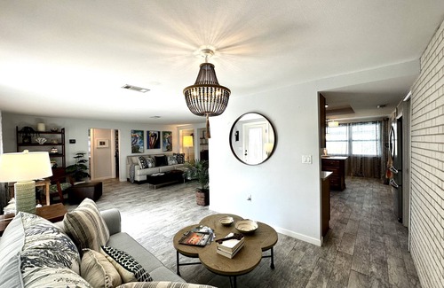 Englewood House | Modern & Casual 2BR Near Dearborn St & Beaches