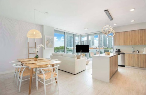 Northeast Miami Apartment | Modern Central 2-bedroom 2-bathroom Pool Parking