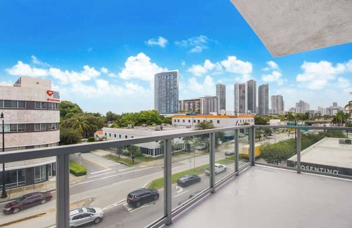 Northeast Miami Apartment | Modern Central 2-bedroom 2-bathroom Pool Parking