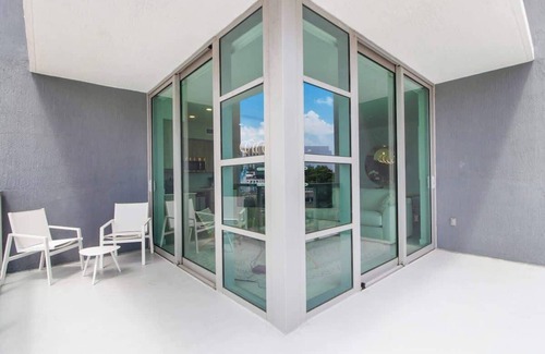 Northeast Miami Apartment | Modern Central 2-bedroom 2-bathroom Pool Parking