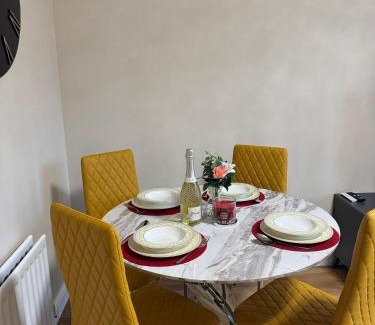 Tollcross Apartment | Modern Central 2 King Size Bed Flat Free Parking