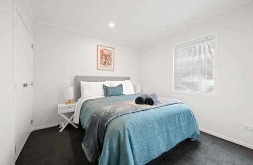 Frankton Apartment | Modern & Central - Close to Hospital & Lake Walks