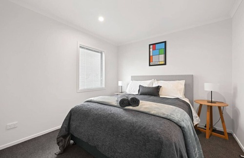 Frankton Apartment | Modern & Central - Close to Hospital & Lake Walks