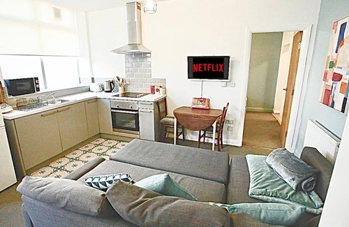 Sheffield Apartment | Modern Central Edwardian Apartment 4pp Private Ent