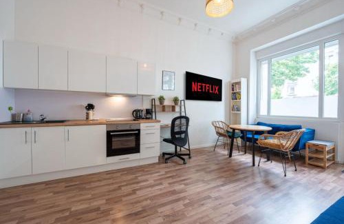 Gesundbrunnen Apartment | Modern, Central flat with workspace