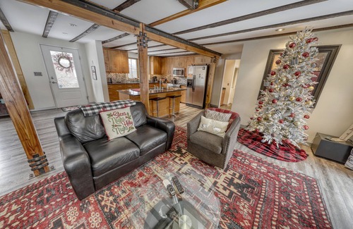 Ellicottville Ski Chalet | Modern Chalet, 2 Acre lot, HOT TUB and NEW OUTDOOR FIREPIT