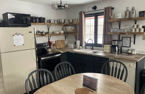 Bessemer Ski Chalet | Modern Chalet -AC, hot tub, sauna + pets welcome