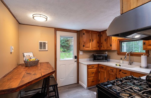 Chester Ski Chalet | Modern Chalet w/Serene Views and Jacuzzi Hot Tub- 15 Minutes to Okemo Mountain