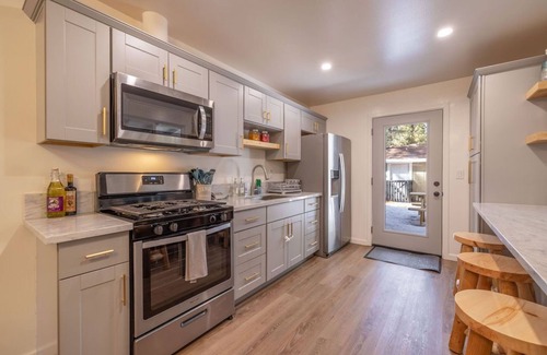 Big Bear Ski Chalet | Modern Chalet W/Spa Centrally-Located In The Heart Of Big Bear! Dogs Welcome!