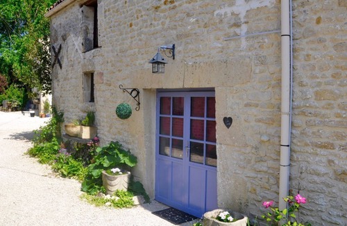 Nere Cottage | Modern Charentais gîtes, heated pool, free wifi. Kids can be kids & adults relax