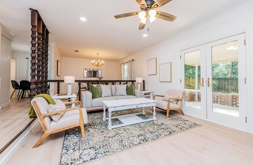 Perry House | Modern Charm at The Jade House, Fenced Yard, Fast Wifi