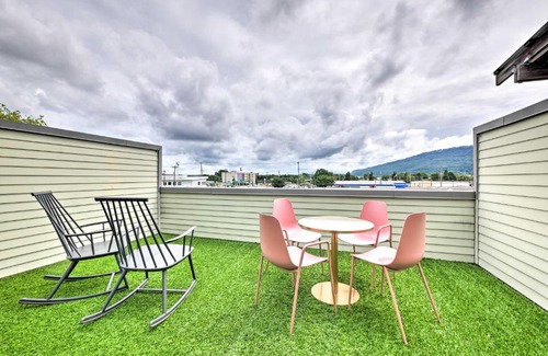 Downtown Chattanooga House | Modern Chattanooga Retreat with Rooftop Deck and Yard!