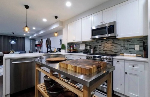 Gallaudet House | Modern, Chic, 3bd, Metro Accessible w/Free Parking
