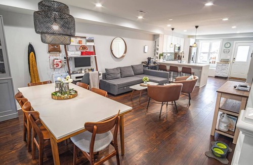 Gallaudet House | Modern, Chic, 3bd, Metro Accessible w/Free Parking