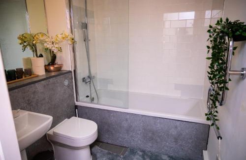 Leeds City Center Apartment | Modern City Centre Two Bedroom Suite & NETFLIX & WIFI