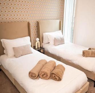 Leeds City Center Apartment | Modern City Centre Two Bedroom Suite & NETFLIX & WIFI