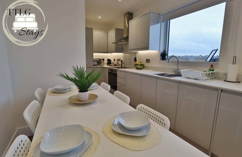 Rickmansworth Apartment | Modern City Escape by TTLG Stays