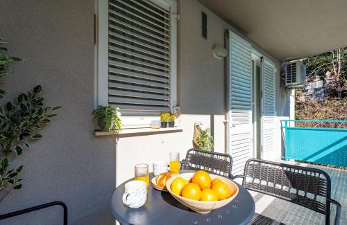 Gruz Apartment | Modern City Escape with Balcony - Near the Ferry Port