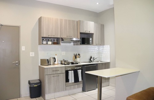 Parkwood Apartment | Modern City Escape 5min from Rosebank mall Fast WiFi Parking Pool Cinema